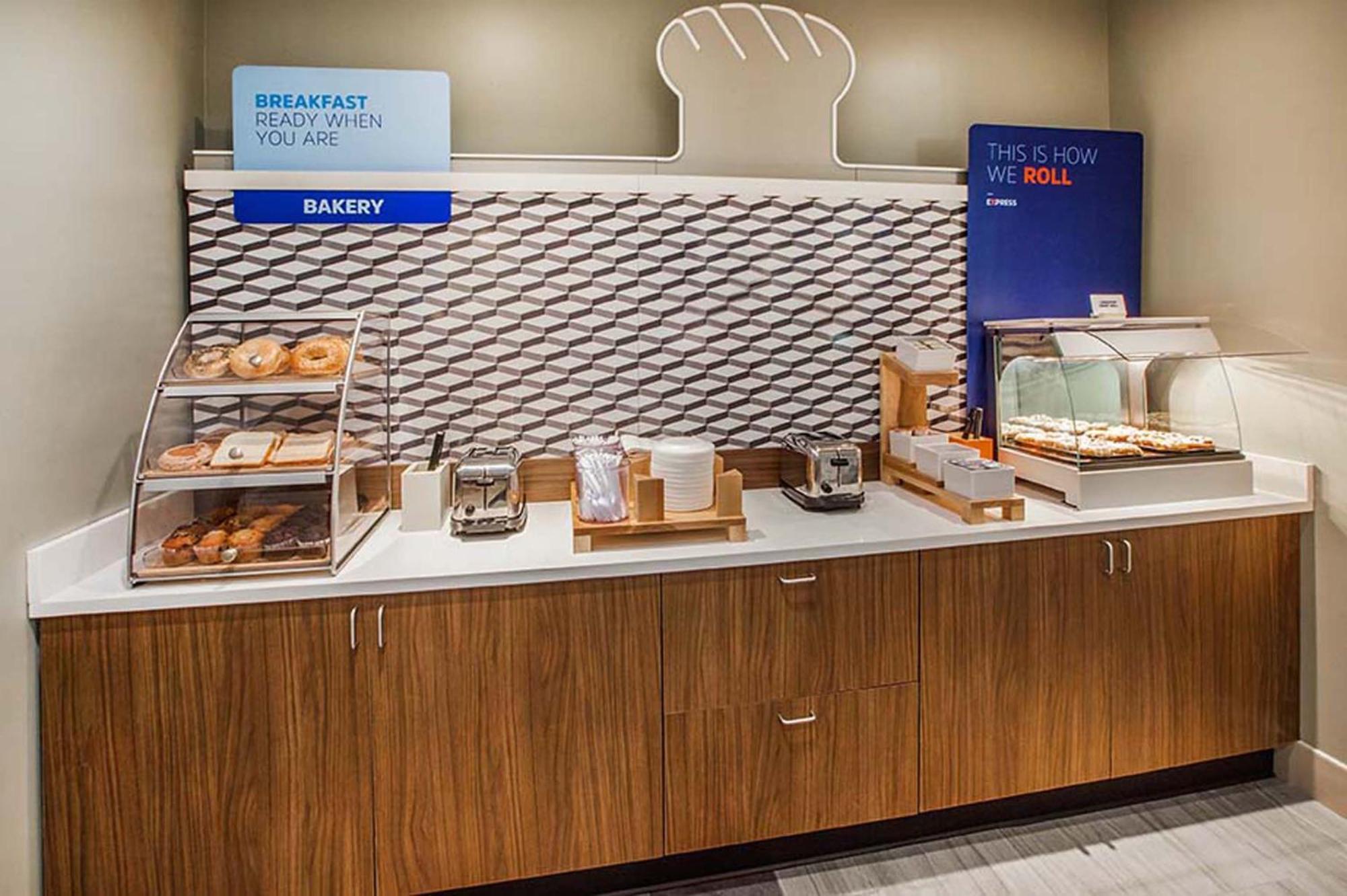 Holiday Inn Express Hotel & Suites Brattleboro By Ihg Bagian luar foto