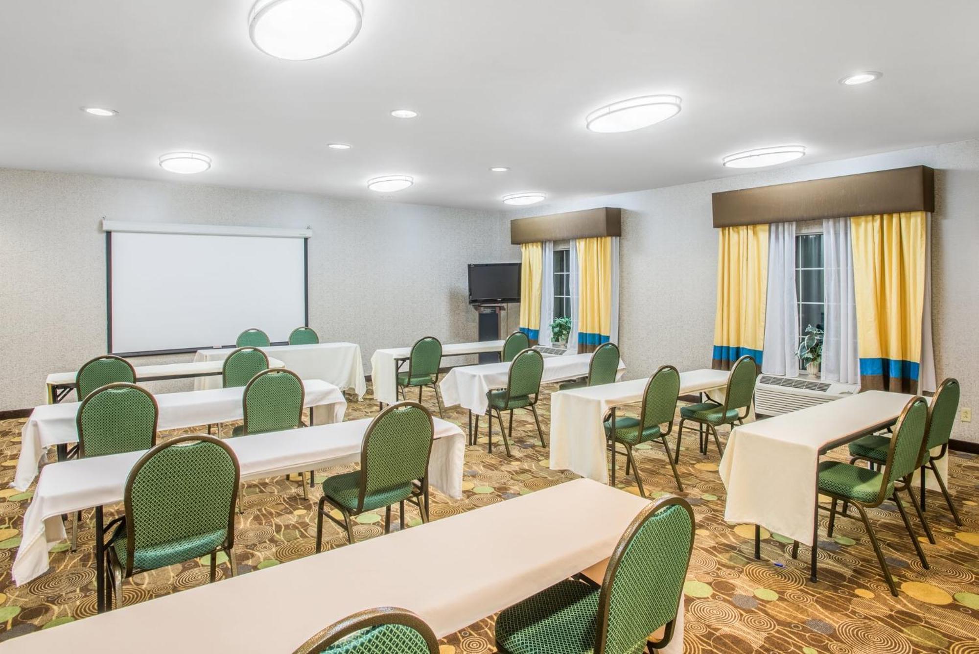 Holiday Inn Express Hotel & Suites Brattleboro By Ihg Bagian luar foto