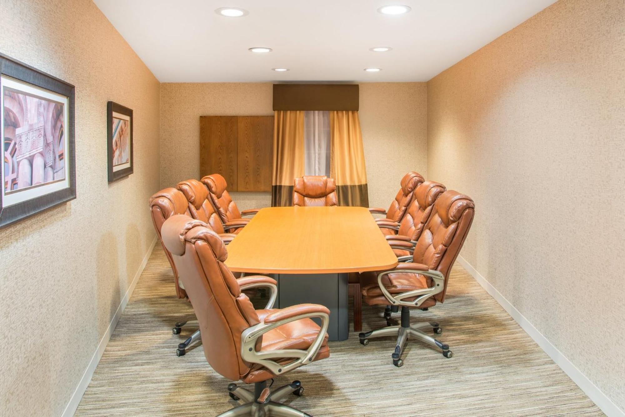 Holiday Inn Express Hotel & Suites Brattleboro By Ihg Bagian luar foto