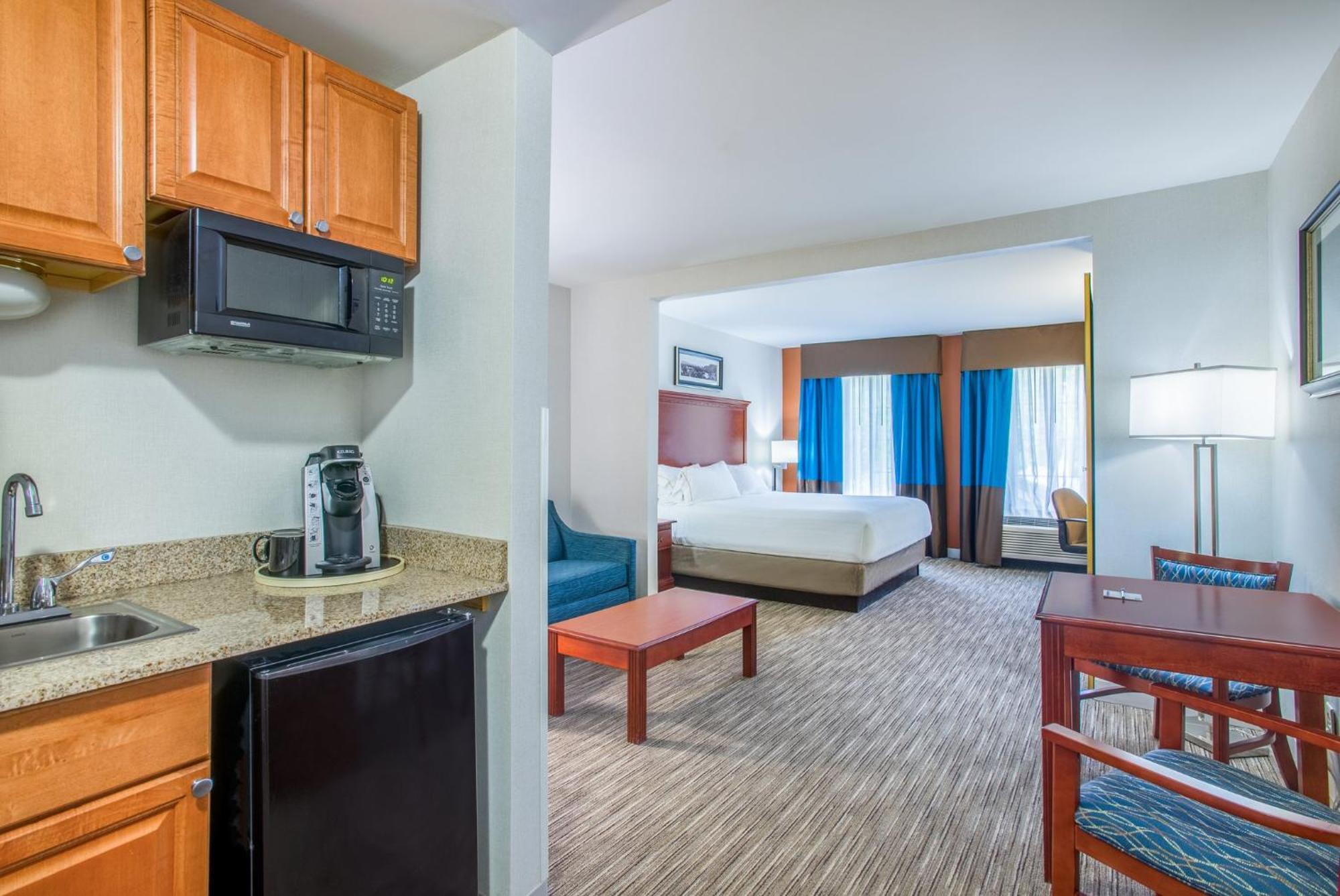 Holiday Inn Express Hotel & Suites Brattleboro By Ihg Bagian luar foto