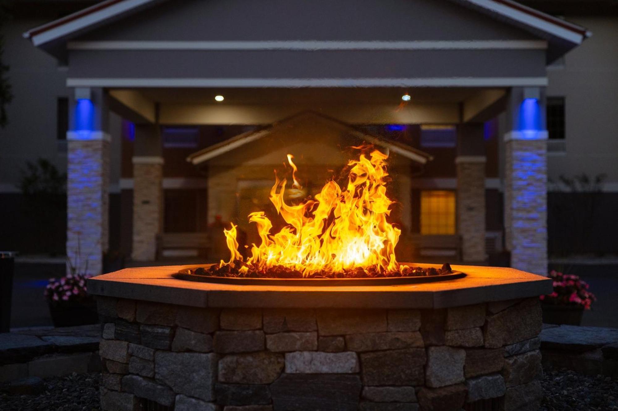 Holiday Inn Express Hotel & Suites Brattleboro By Ihg Bagian luar foto