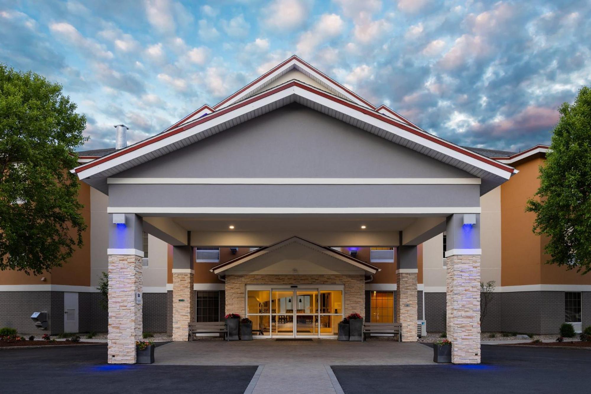 Holiday Inn Express Hotel & Suites Brattleboro By Ihg Bagian luar foto